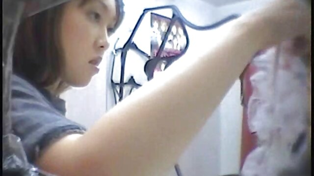 A Miúda Brincalhona Fode-O Com O Rabo Grande. vídeos pornô